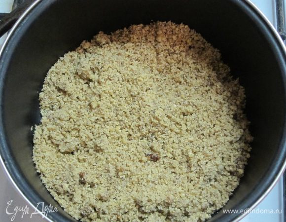 Выложить в посуду, в которой будет находиться сациви, орехи.