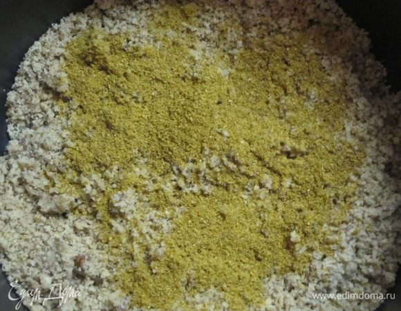 Всыпать специи. Специи лучше покупать на базаре не по отдельности, а как специи для сациви. Специи: уцхо-сунели, молотый кориандр, имеритинский шафран, молотый острый красный перец. Лучше вначале добавить немного специй, а потом добавить по вкусу.