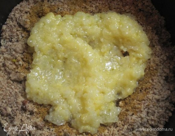 Добавить лук с мукой.