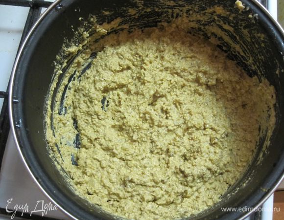 Всё хорошо перемешать, добавить тёртый чеснок.