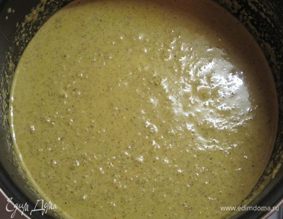 Постепенно добавлять горячий бульон, размешивая, чтобы не было комочков. Консистенция соуса должна быть как жидкая сметана, посолить.
