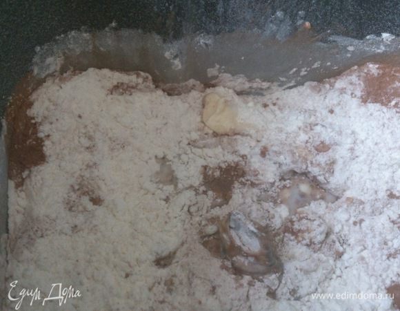 Просеять муку и какао-порошок, всыпать соль, сахар, дрожжи. Вбить 1 яйцо, добавить сливочное масло и муку. Хорошо вымесить тесто. Я готовила в хлебопечке.