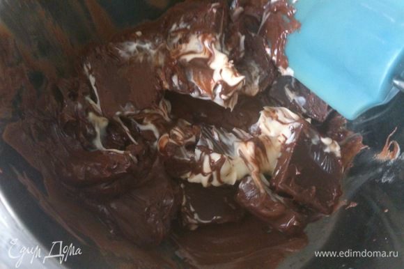 Растопить шоколад с маслом на водяной бане