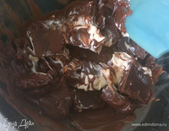 Растопить шоколад с маслом на водяной бане