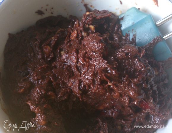 Добавить к шоколаду орехи и вишню, хорошо перемешать