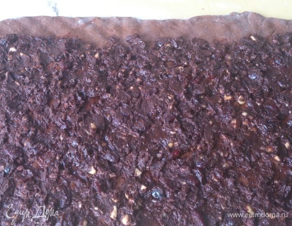 Тесто раскатать в пласт, толщиной 1,5-2 см и намазать начинкой, оставив 2 см от края.