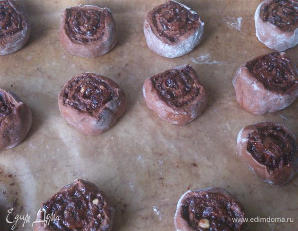 Нарезать улитками и выложить на застеленный пергаментом противень. Выпекать при 200 С 15 минут.
