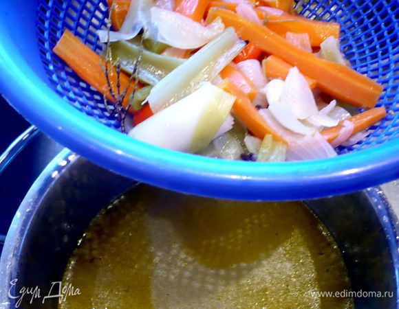 Сначала приготовим овощной бульон. Я не стала указывать необходимые для него ингредиенты в списке. Просто расскажу, что помимо привычных овощей, таких как черешковый сельдерей, морковь, лук репчатый, лук-порей и помидоры (все овощи крупно порезать, обжарить на смеси оливкового и сливочного масла и только потом залить горячей водой), я решила положить разрезанное пополам яблоко без семян (достала его минут через 15), веточки тимьяна, лавровый лист, 3 соцветия гвоздики, перец черный горошком и половину палочки корицы, которую извлекла уже минут через 10. Варился бульон один час, потом я его просто оставила под крышкой настаиваться. Только после этого процедила. Картофель отварим в мундире и очистим. 