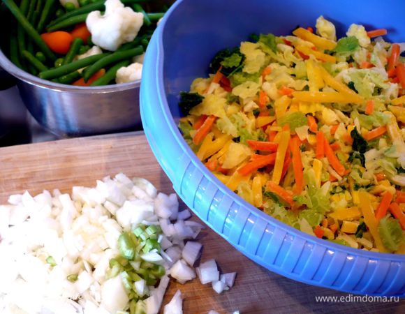 Все овощи почистим и порежем мелко, цветную капусту разделим на соцветия. Признаюсь, что я, чтобы сэкономить время, почти все овощи использовала замороженные, просто разморозила их предварительно. Картофель порежем крупно. Лук и сельдерей порежем мелко. 