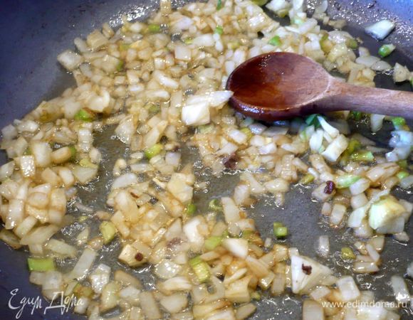 Достанем из сковороды фрикадельки и обжарим в той же сковороде мелко порезанный лук и сельдерей. Положим лук и сельдерей в горячий бульон. Следом отправим все овощи и оставим вариться на небольшом огне минут 10 под крышкой. Тем временем сварим макароны до готовности. 