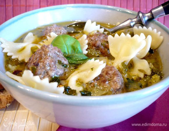 Посолим и поперчим наш суп. Добавим в него фрикадельки и оставим настаиваться на 5 минут. Разложим макароны по тарелкам, зальем нашим супом! Приятного аппетита!