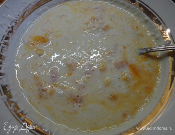 Натереть цедру с двух апельсинов, залить горячей кипяченой водой и дать остыть.
Молоко соединить с сахаром и немного прогреть, помешивая до растворения сахара. Можно добавить ванильный сахар, но у меня коржи ванильные, я решила, что много ванили перебьет апельсиновый вкус. Дать остыть, если молоко сильно теплое.
К этому времени остывшую воду с цедрой процеживаю и заливаю желатин для набухания, а в это время очищаю апельсины от кожицы и белых пленок. Делаю это над тарелкой, т.к. стекает сок. Мякоть апельсина слегка измельчить ножом, но не рублю мелко.
Молоко уже остыло, и я добавляю его к творогу и перемешиваю погружным блендером. Затем добавляю кусочки апельсинов с соком и перемешиваю ложкой.
