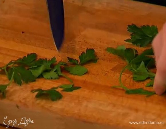 Листья петрушки срезать со стеблей и оставить целыми.