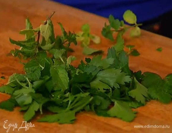 Листья мяты измельчить руками.