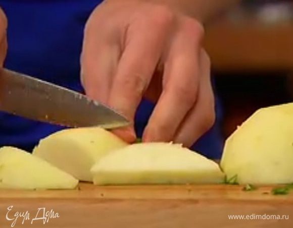Яблоко почистить и, удалив сердцевину, нарезать дольками.