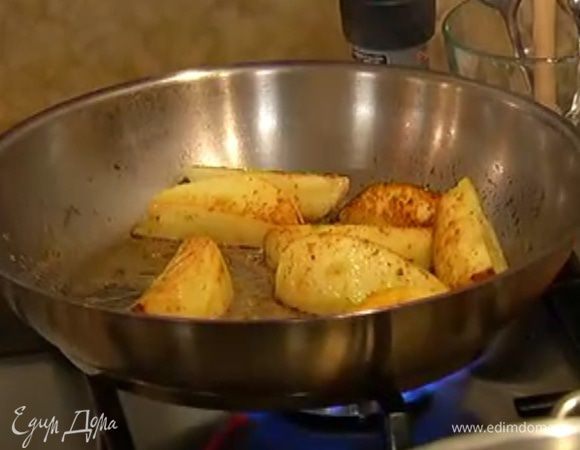 Разогреть в сковороде сливочное масло, добавить сахар, выложить яблоки и дать им слегка закарамелизироваться. Посыпать мускатным орехом, перемешать и выключить огонь.