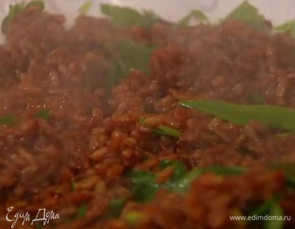 Всю зелень перемешать и выложить на тарелку, добавить отваренный рис, полить заправкой и еще раз перемешать.