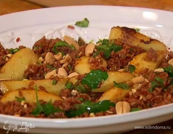 Сверху разложить закарамелизированные яблоки, посыпать салат орехами.