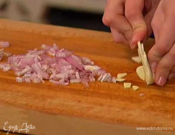 Лук и чеснок почистить и мелко порубить.
