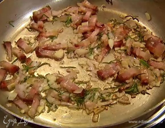 Приготовить начинку: разогреть в сковороде 1 ст. ложку оливкового масла и обжарить сало до золотистого цвета, затем добавить лук, чеснок и листья розмарина.