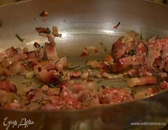 Из колбаски вынуть фарш, выложить его в сковороду с салом, все перемешать и слегка обжарить.