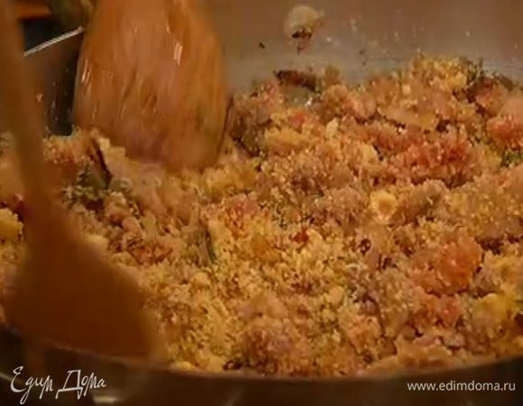 Добавить сухари и орехи, перемешать так, чтобы все кусочки фарша разошлись и обжаривать еще 2–3 минуты на небольшом огне.