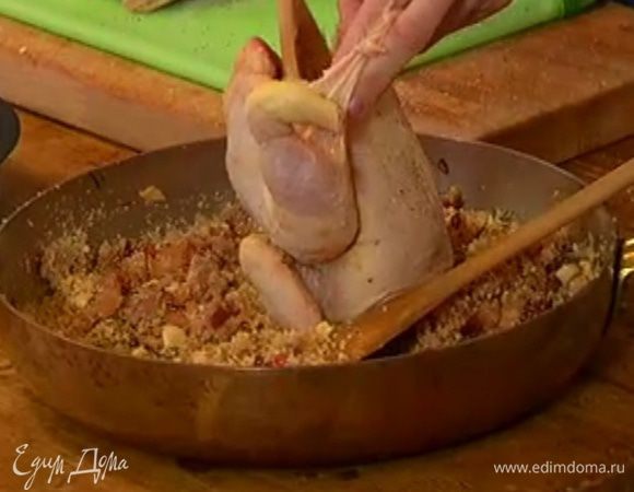 Цыплят вымыть, обсушить, посолить, поперчить и начинить фаршем с орехами, если тушки расходятся, завязать пищевой нитью или скрепить зубочистками.