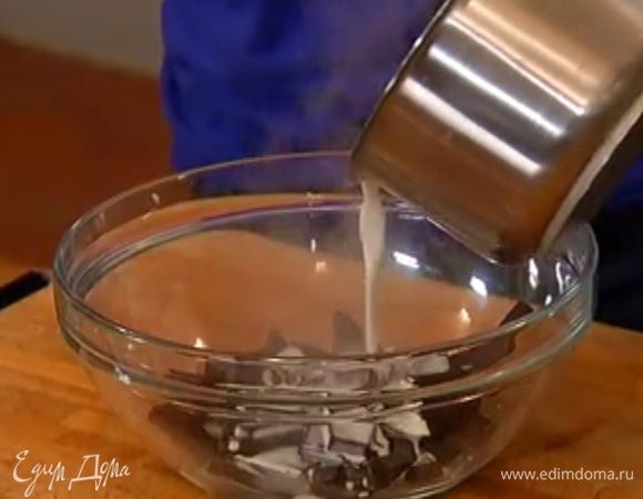 Шоколад поломать небольшими кусочками и залить горячими сливками. Оставить на 5 минут, не перемешивая.