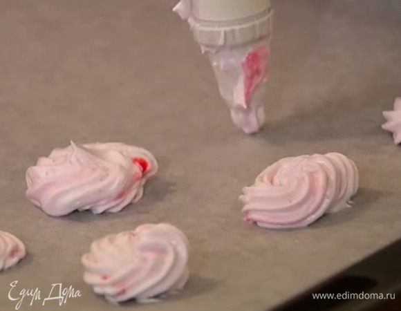 Противень выстелить бумагой для выпечки, отсадить меренги небольшого размера и выпекать в разогретой духовке 1 час.