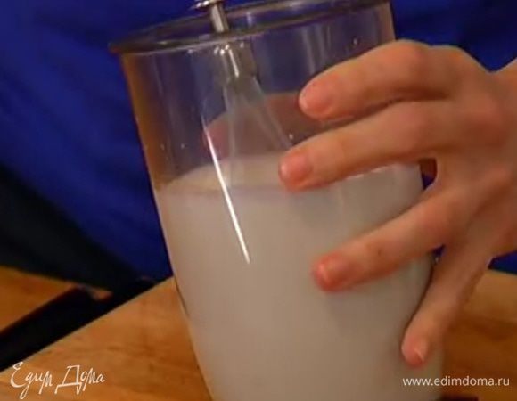 Оставшиеся сливки взбить миксером в пышную массу на высокой скорости.