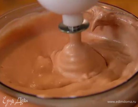 Добавить оставшуюся малину, влить коньяк, половину остывшего шоколада со сливками и взбить все на средней скорости.