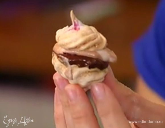 »Половину меренг намазать оставшимся шоколадом со сливками, а затем кремом из взбитых сливок. Сверху накрыть остальными меренгами.