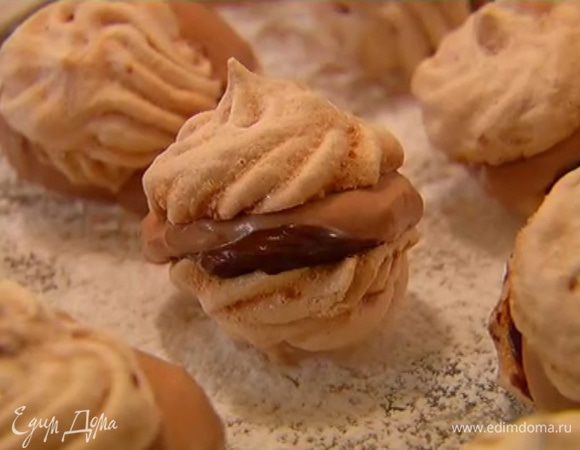 Большое блюдо посыпать сахарной пудрой и выложить пирожные.