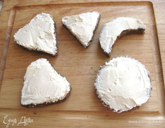 Намазать их сливочным сыром.
