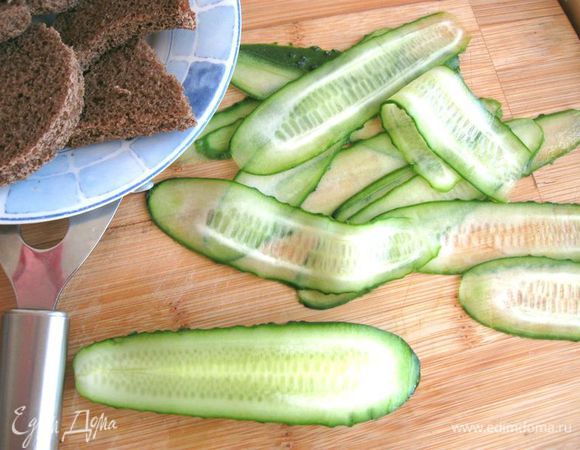 Огурец и авокадо помыть. С помощью овощечистки нарезать вдоль очень тонкие, почти прозрачные пластинки огурца.

