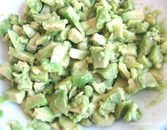 Порезать на кусочки, размять вилкой. Из лимона выдавить сок, потребуется 1,5 – 2 ч.л. сока. Добавить к авокадо, посолить, поперчить.

