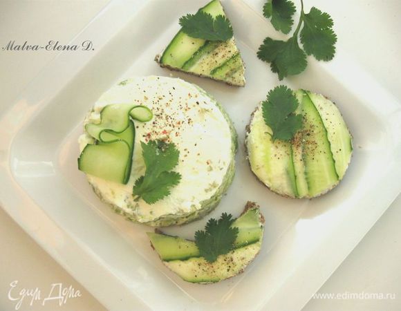 Перемешать с частью сыра. Оформить башенку, сверху смазать слоем сыра, поперчить, оформить листиком кориандра или петрушки, пластинкой огурца.