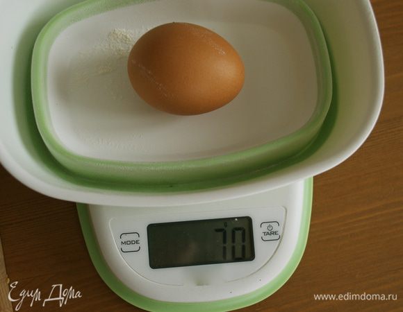 Начнем с приготовления теста для тальятелле. Здесь все просто в плане соблюдения пропорций - на каждые 100 г муки берется 1 крупное яйцо (не менее 70 г)! 