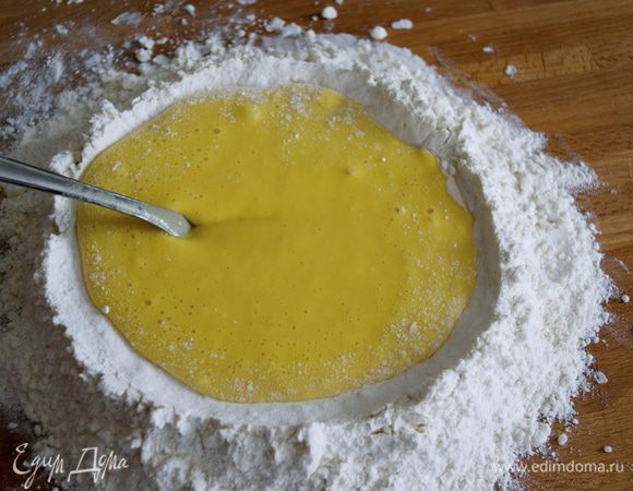 Вилкой осторожно размешиваем яйца, забирая понемногу муки, но стараясь при этом не выйти за пределы лунки!!! Это важно. Иначе яйца растекутся и.... В общем, можете проделать эту процедуру и в миске, для надежности. ))) Я просто делаю "бабушкиным способом" (итальянских бабушек, соответственно!) )))) Здесь, конечно, нужно набраться немного терпения.