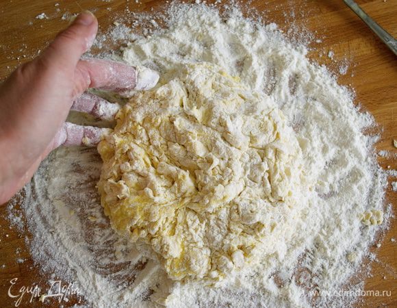 Как только масса в центре станет более вязкой и менее жидкой, можно начать помогать себе, собирая муку к центру пальцами, и затем окончательно замесить руками... 