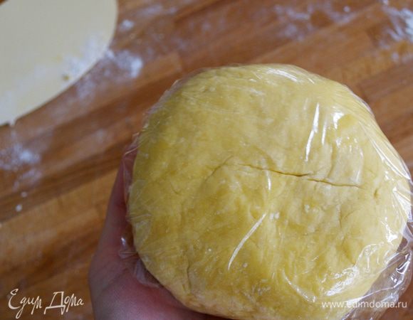 ВСЯ мука на столе у Вас уйдет в тесто. Больше добавлять не нужно! Сформировать из теста шар, завернуть в пленку и убрать на 1 час в холодильник.