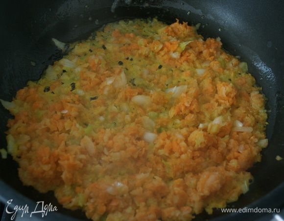 Перейдем к приготовлению начинки. Овощи (лук, морковь и сельдерей) мелко нарезать. Лучше воспользоваться блендером, для бОльшей однородности... В глубокой сковороде разогреть оливковое масло и положить обжариваться  овощи. Они не должны сильно зажариться, поэтому в случае чего, можно добавить немного воды.   