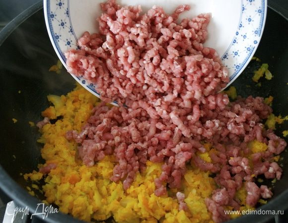 К овощам добавить фарш. Обжаривать, помешивая, 5 минут.