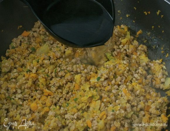 Добавить мелко порезанный розмарин (у меня петрушка). Посолить и поперчить по вкусу. Влить бульон (советую не вливать весь бульон сразу!) и тушить около 40 минут на небольшом огне, пока жидкость не выпариться. Снять с огня и дать немного остыть. 