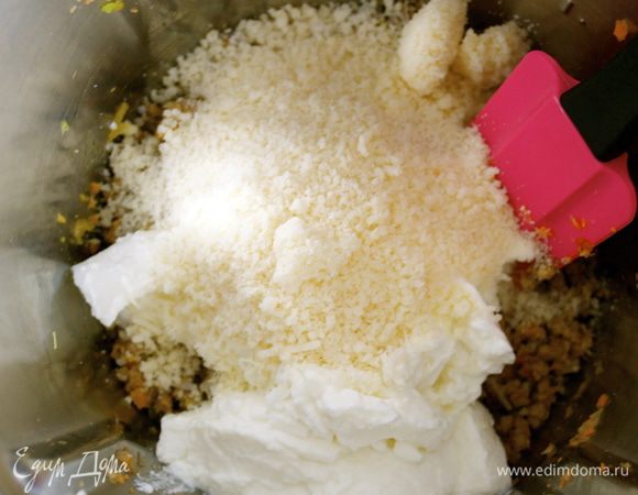Затем измельчить в блендере фарш вместе с рикоттой и тертым сыром. 