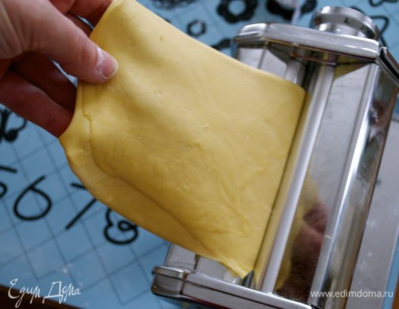 Тесто достать из холодильника и разделить на 3-4 части. Каждую часть нужно раскатать очень тонко... Конечно, это можно сделать и с помощью скалки... Но, некоторое время назад я все-таки приобрела машинку для раскатки теста - мне это очень помогает экономить время и СИЛЫ!!! )))) 