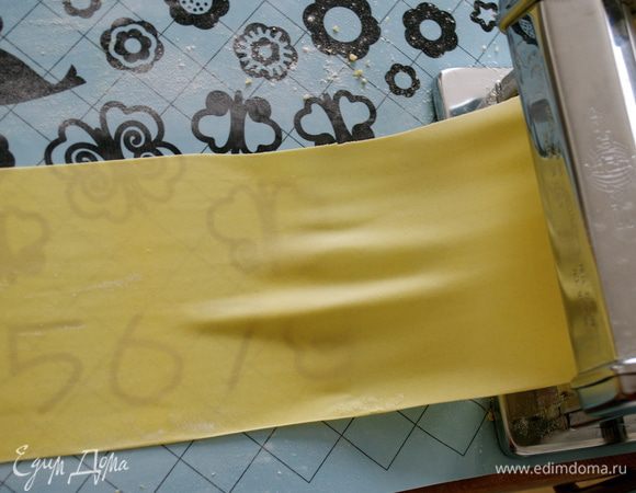 В итоге нам необходимо сделать полоски теста длиной примерно 30 см и шириной 15 см. Если Вы также пользуетесь машинкой для пасты, то с шириной будет проще определиться... Тесто при раскатывании можно присыпать мукой, но совсем чуть-чуть..., чтобы оно потом с легкостью склеивалось. 