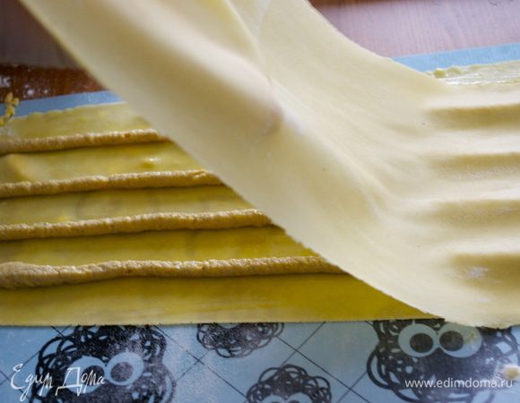 Накрыть вторым пластом теста.