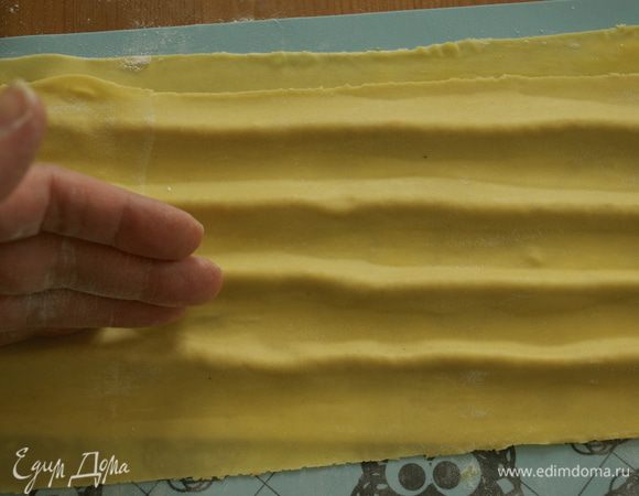 Теперь ребром ладони пройтись вдоль начинки, чтобы удалить лишний воздух и скрепить пасту... 