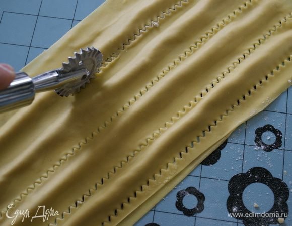 Затем просто нарезать тальятелле с помощью резного ножа.